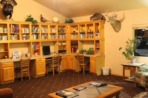 Books and Computers for Guests at the AmericInn in Belle Fourche, SD