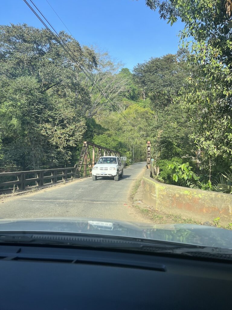 one lane bridge in costa rica