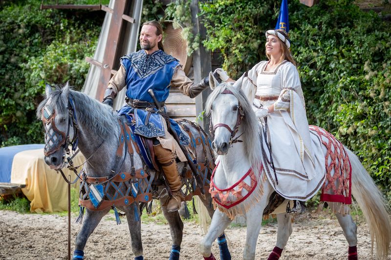 The princess and knight at La Legende des Chevaliers show in Provins / photo credit: Equestrio